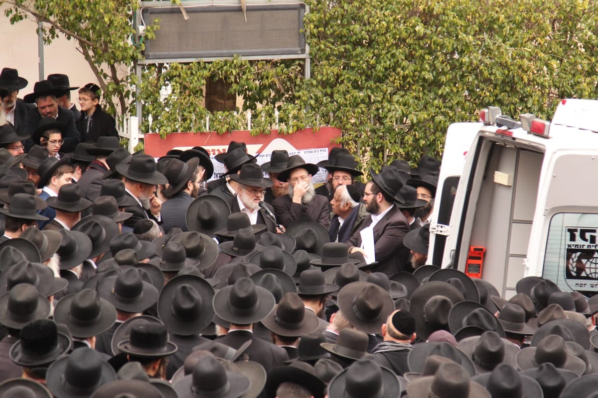 "יוסי, איך השטייגען שלך עכשיו?"; היתום בכה בהלווית אביו