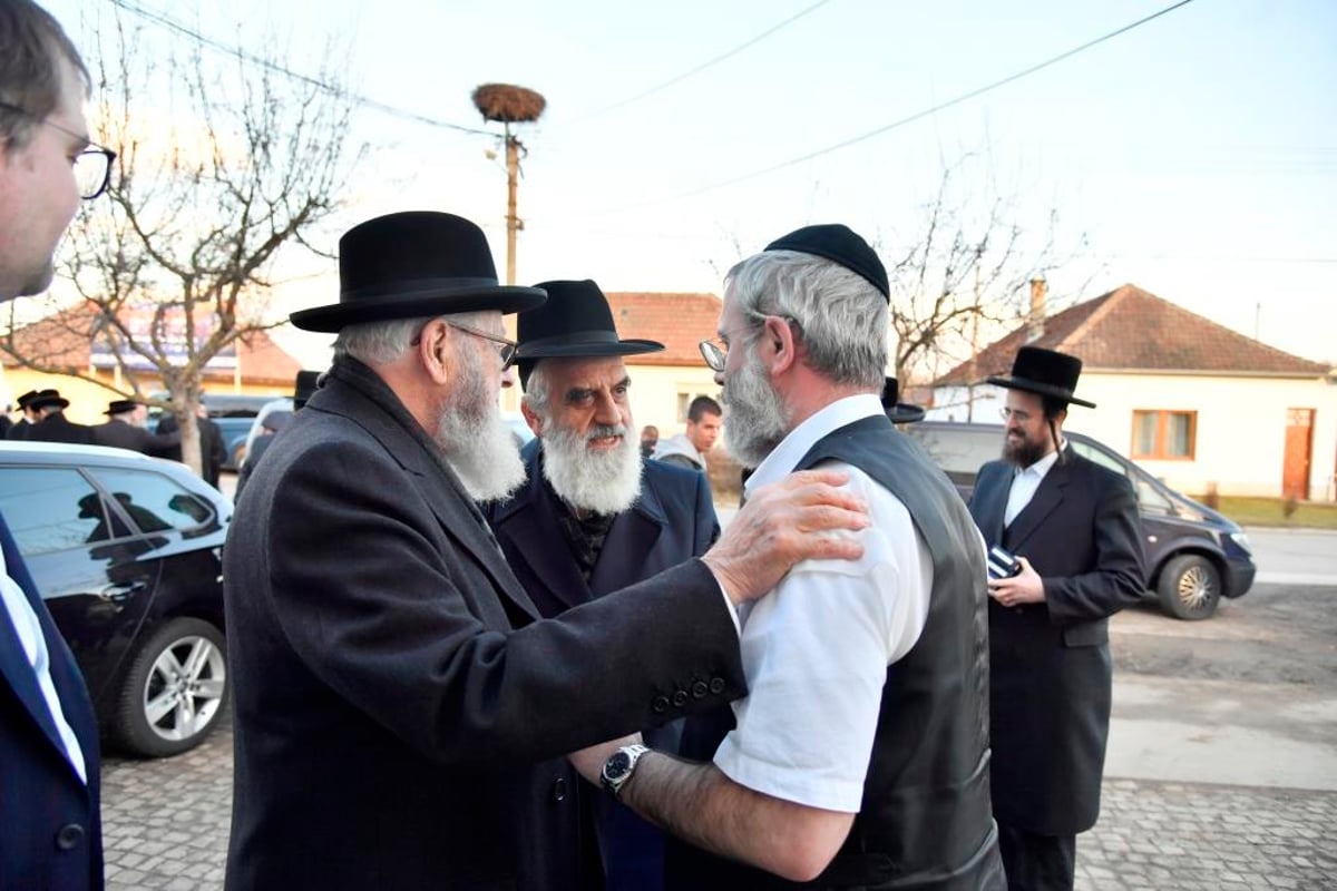 תולדות אברהם יצחק ערכו 'דינר' ב'קרעסטיר'