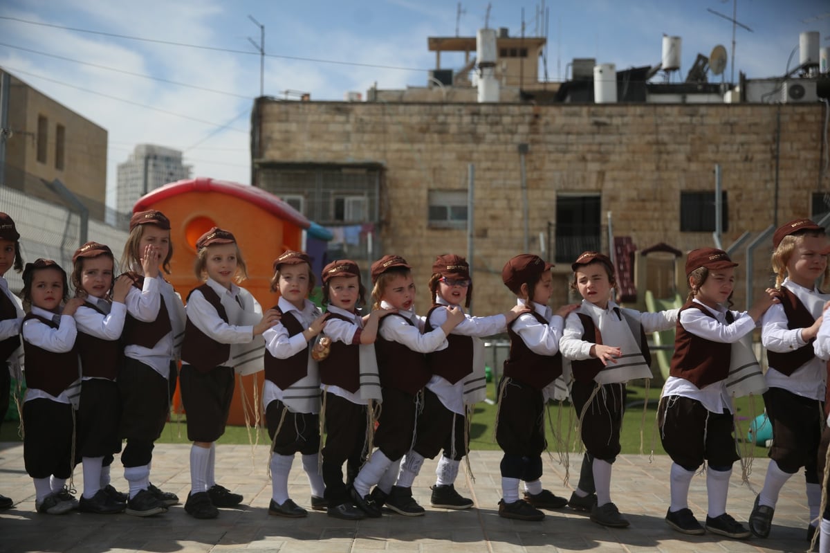 'יענקלה הכונס' - בצעדת פורים של ילדי הת"ת החסידי