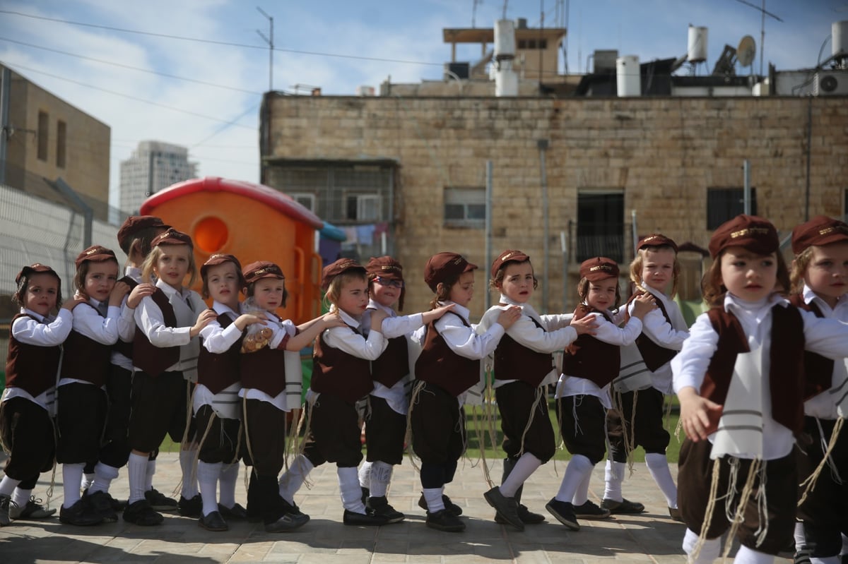 'יענקלה הכונס' - בצעדת פורים של ילדי הת"ת החסידי