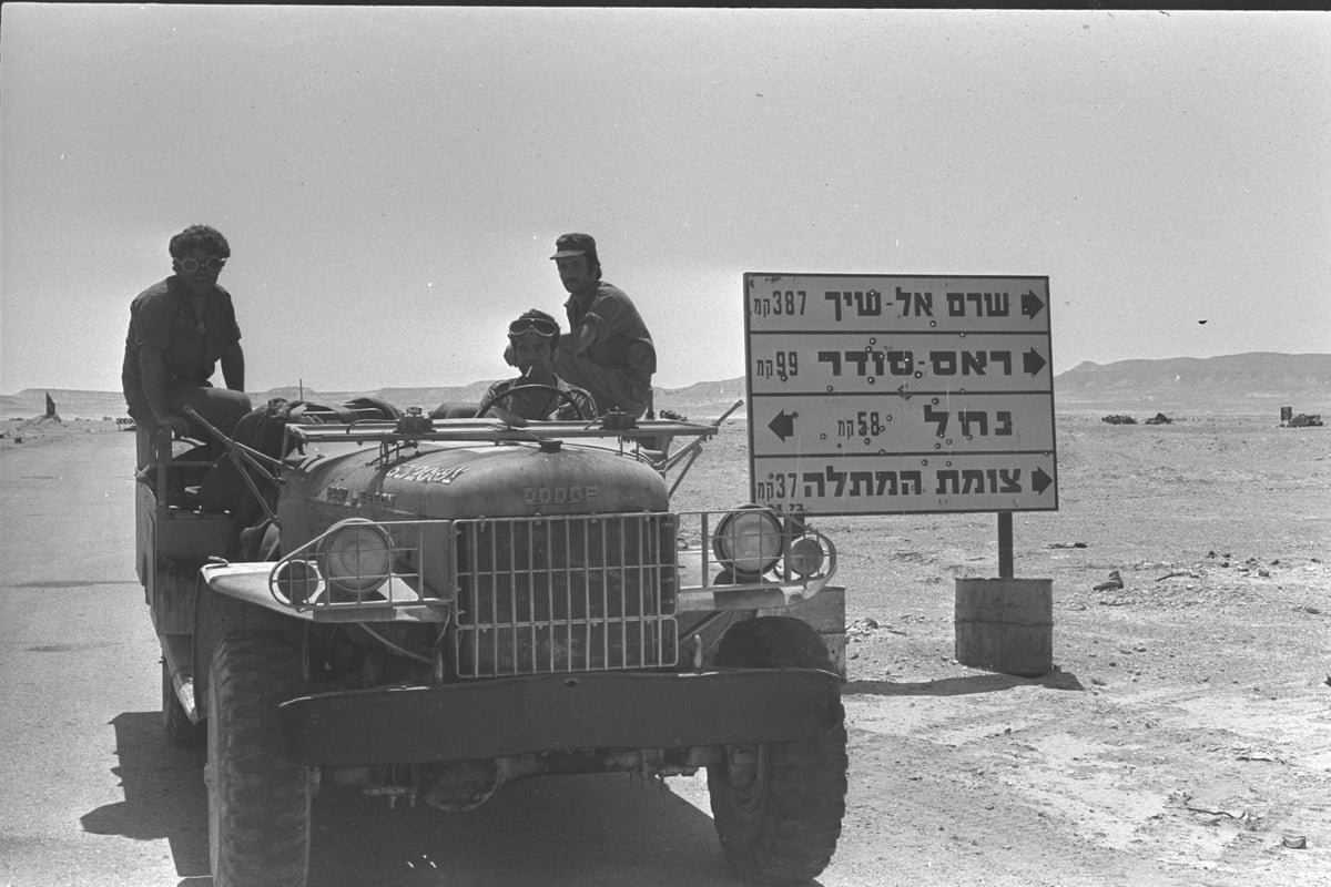 חיילי צה"ל על ג'יפ צבאי בצומת דרכים בסיני