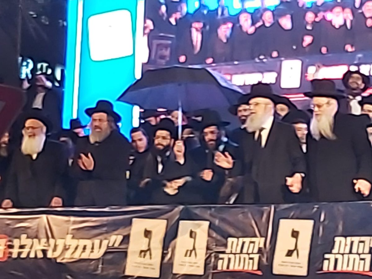 על אף הגשם השוטף: המונים הגיעו לראות את מרן הגר"ח