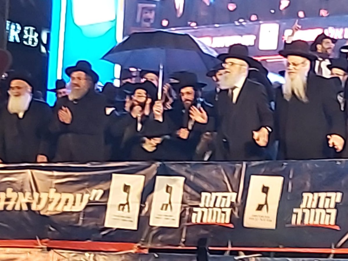 על אף הגשם השוטף: המונים הגיעו לראות את מרן הגר"ח