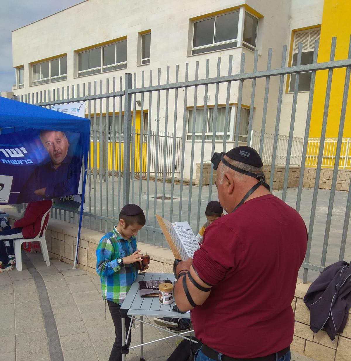 אחדות מרגשת: פעילי כל המפלגות הניחו תפילין