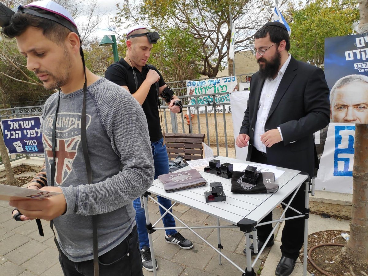 אחדות מרגשת: פעילי כל המפלגות הניחו תפילין