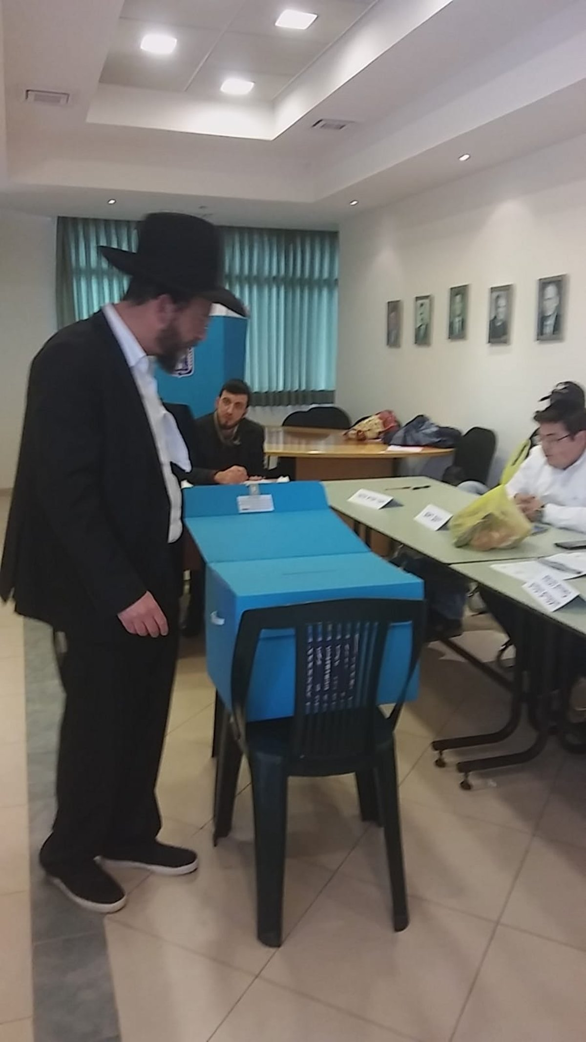 מנהל ת"ת "חקרי לב" הרב שמעון דורלכר מצביע