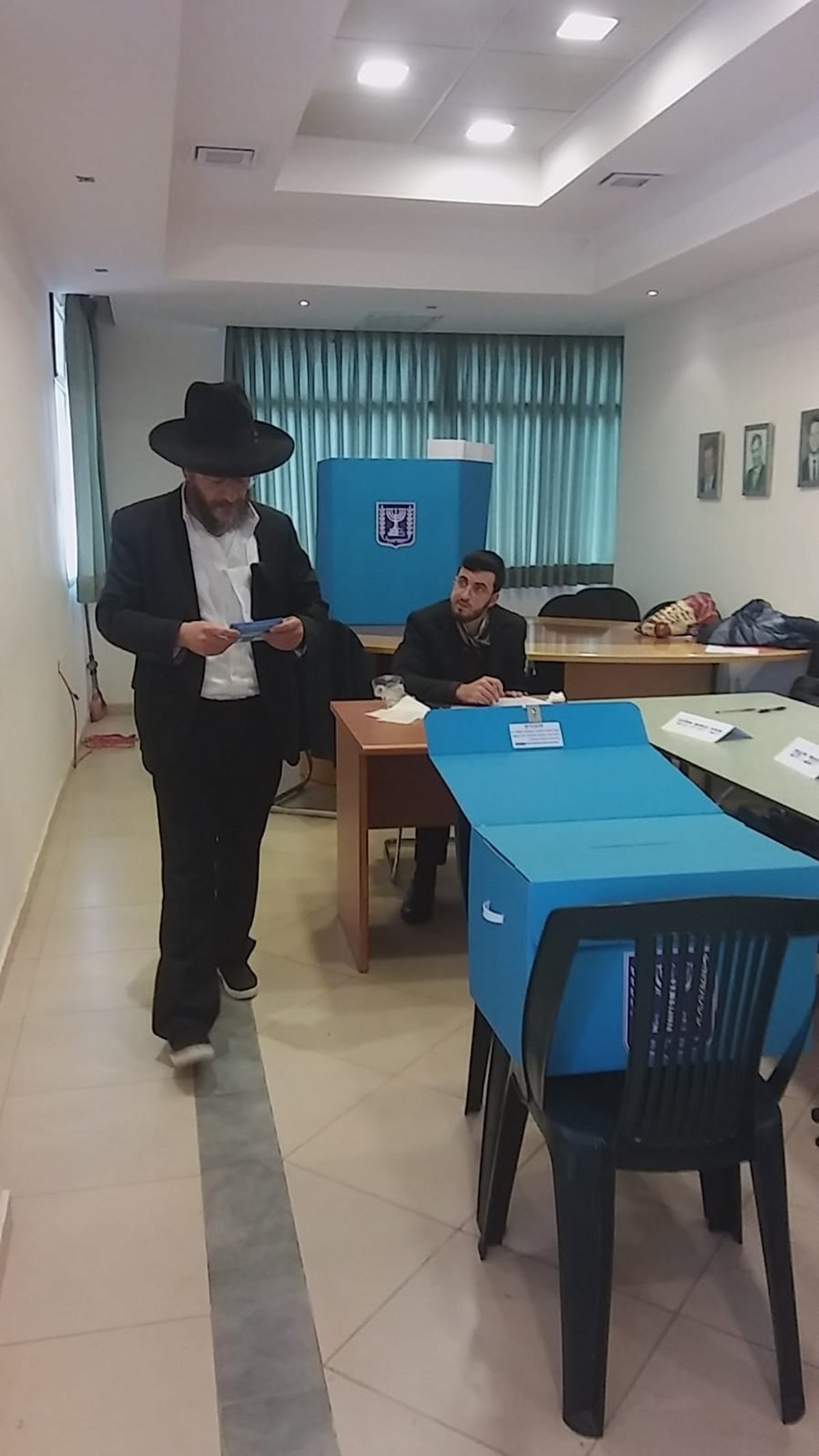 מנהל ת"ת "חקרי לב" הרב שמעון דורלכר מצביע