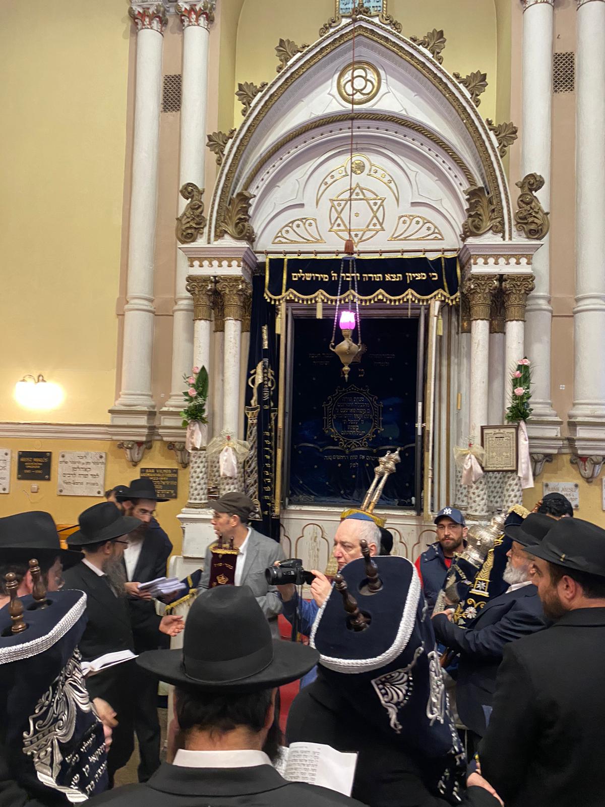 בבודפשט הכניסו ספר תורה • צפו בחגיגות