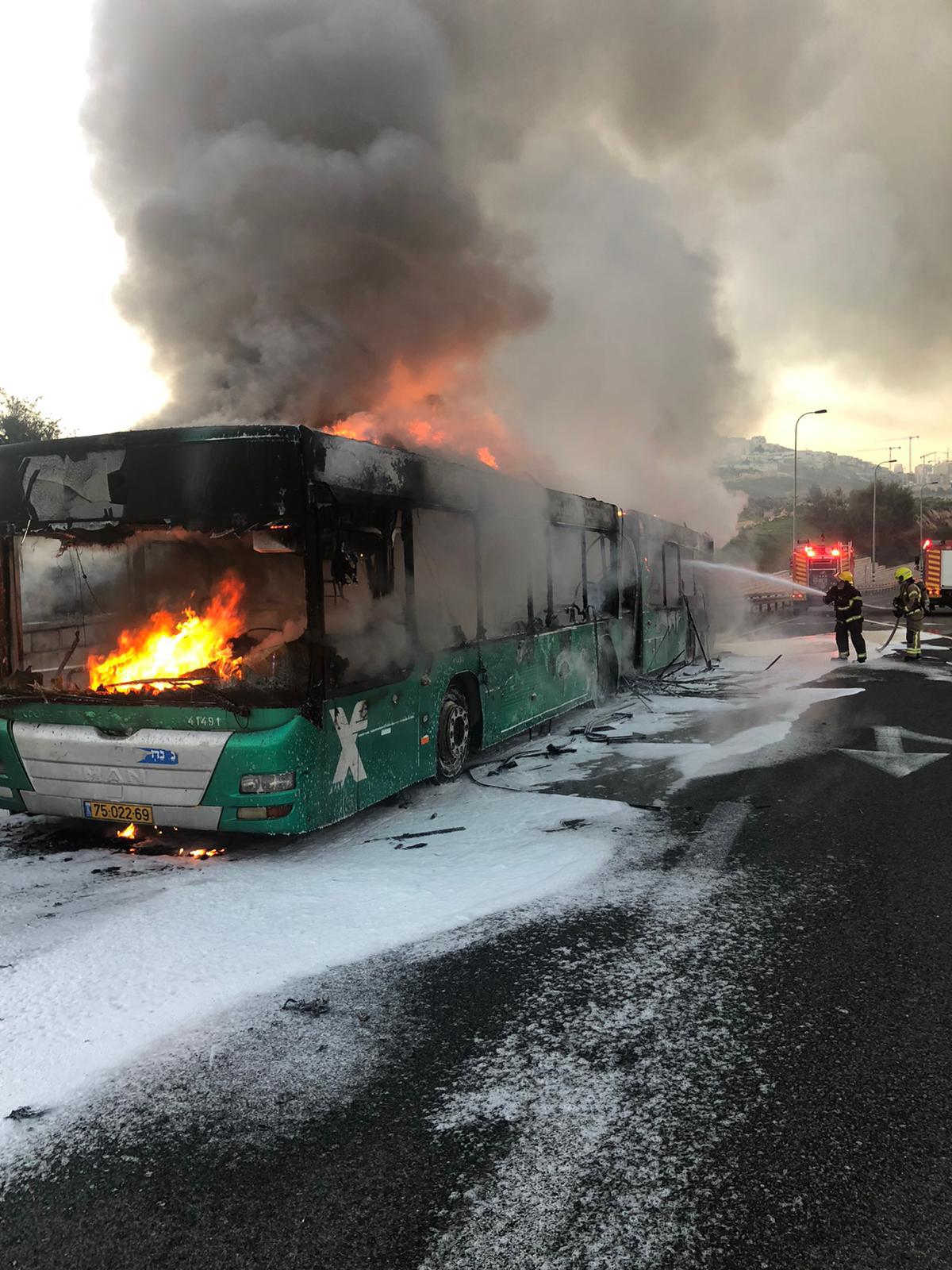 צפו: אוטובוס בער כולו בכביש בגין בירושלים