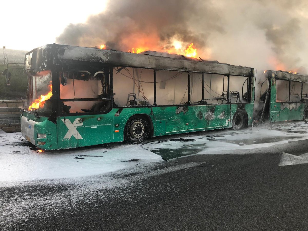 צפו: אוטובוס בער כולו בכביש בגין בירושלים