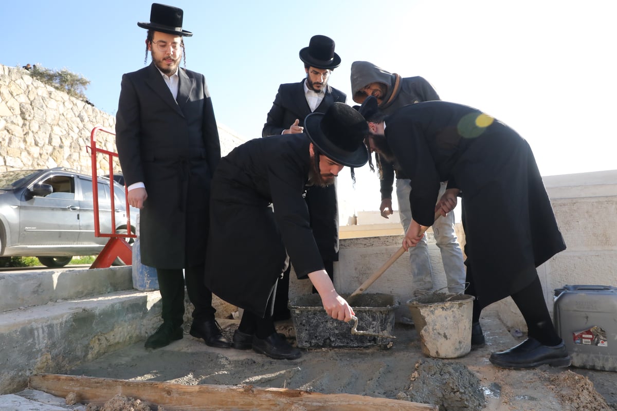 מעמד הקמת מצבה על קברו של האדמו"ר מקליוולנד זצ"ל