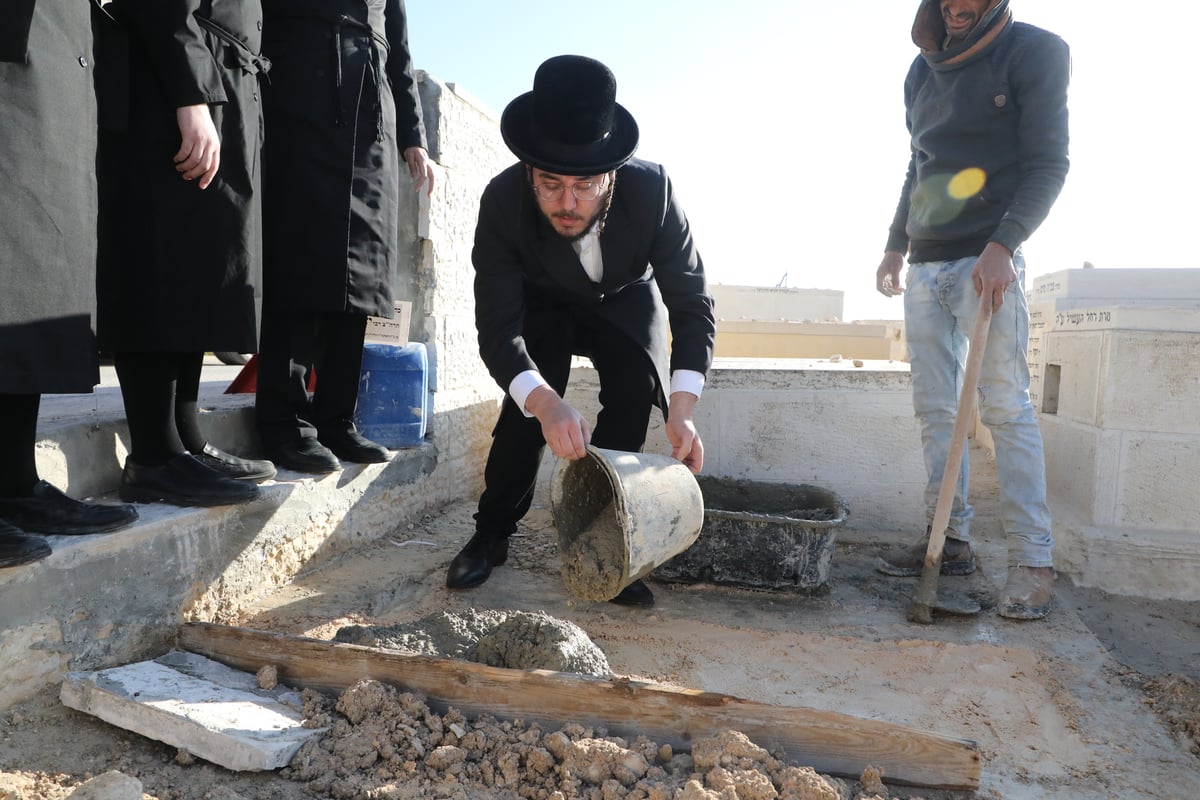 מעמד הקמת מצבה על קברו של האדמו"ר מקליוולנד זצ"ל