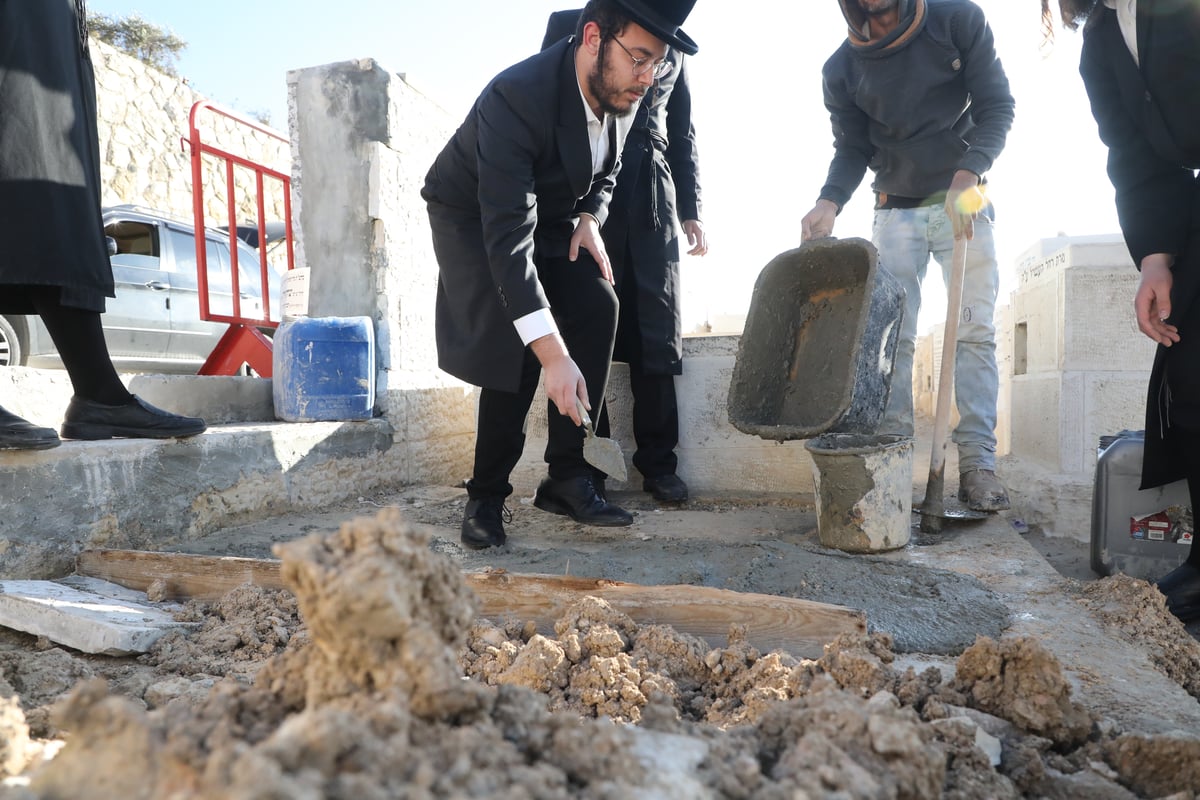 מעמד הקמת מצבה על קברו של האדמו"ר מקליוולנד זצ"ל