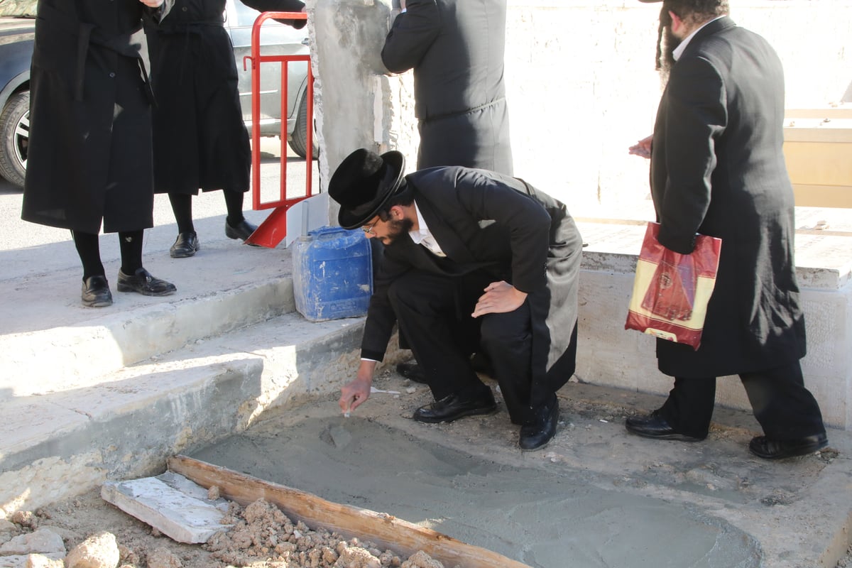 מעמד הקמת מצבה על קברו של האדמו"ר מקליוולנד זצ"ל