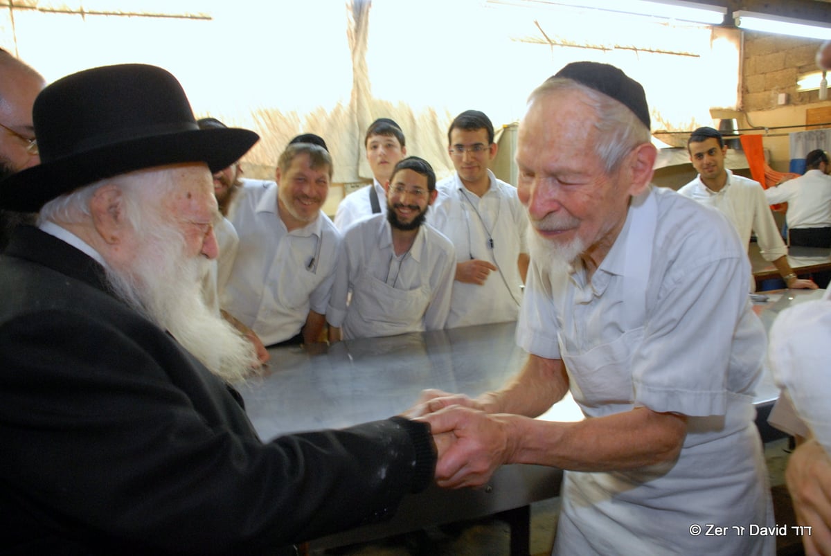 המשרד של הרב בורר, ואפיית מצות עם הגר"ח קנייבסקי