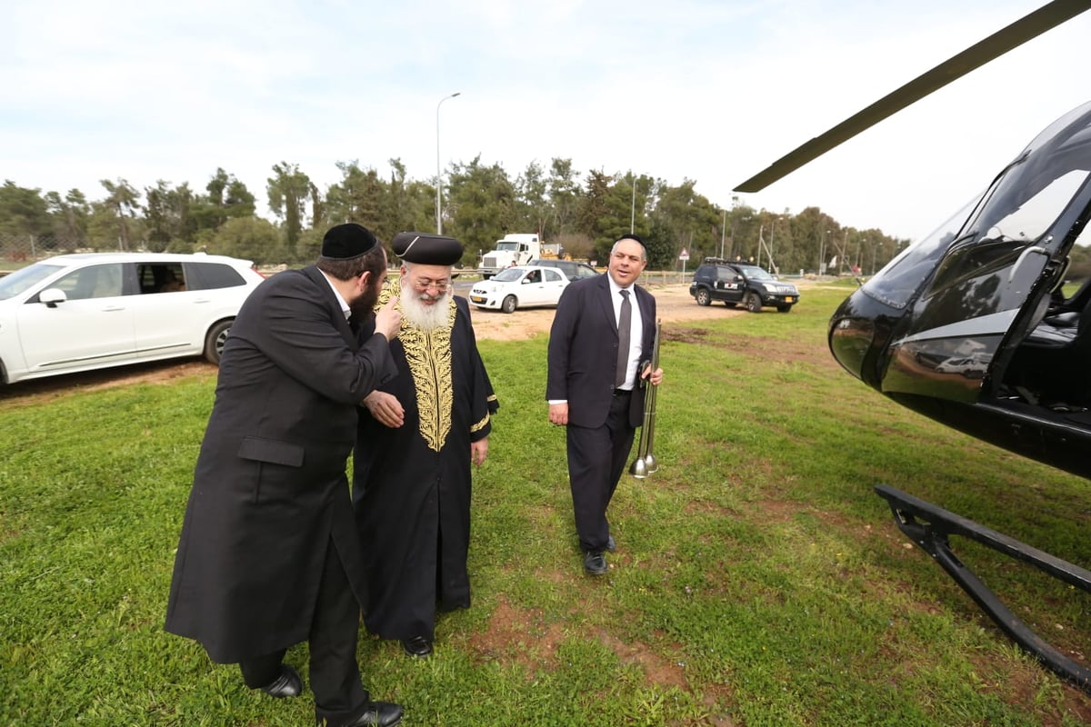 באמצע הצום: מקובלי אור הרשב"י הגיעו במסוק למירון • צפו