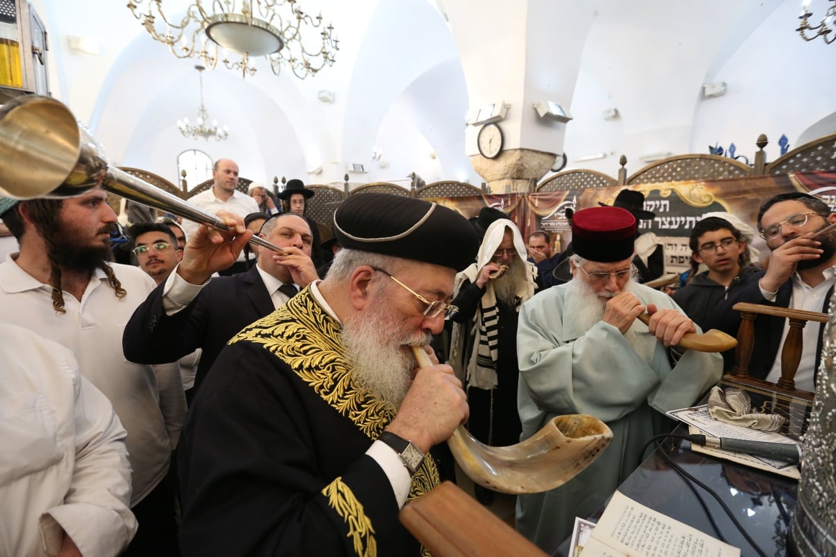 באמצע הצום: מקובלי אור הרשב"י הגיעו במסוק למירון • צפו