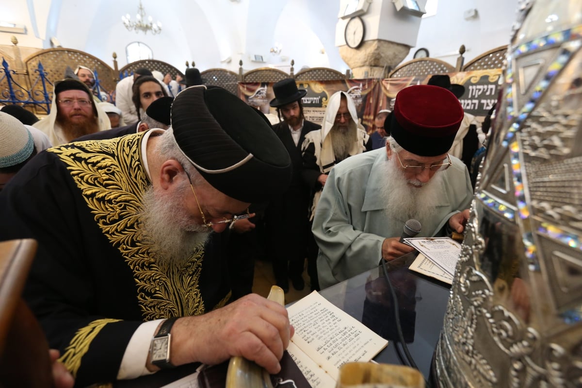 באמצע הצום: מקובלי אור הרשב"י הגיעו במסוק למירון • צפו