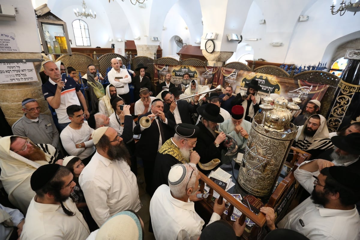 באמצע הצום: מקובלי אור הרשב"י הגיעו במסוק למירון • צפו