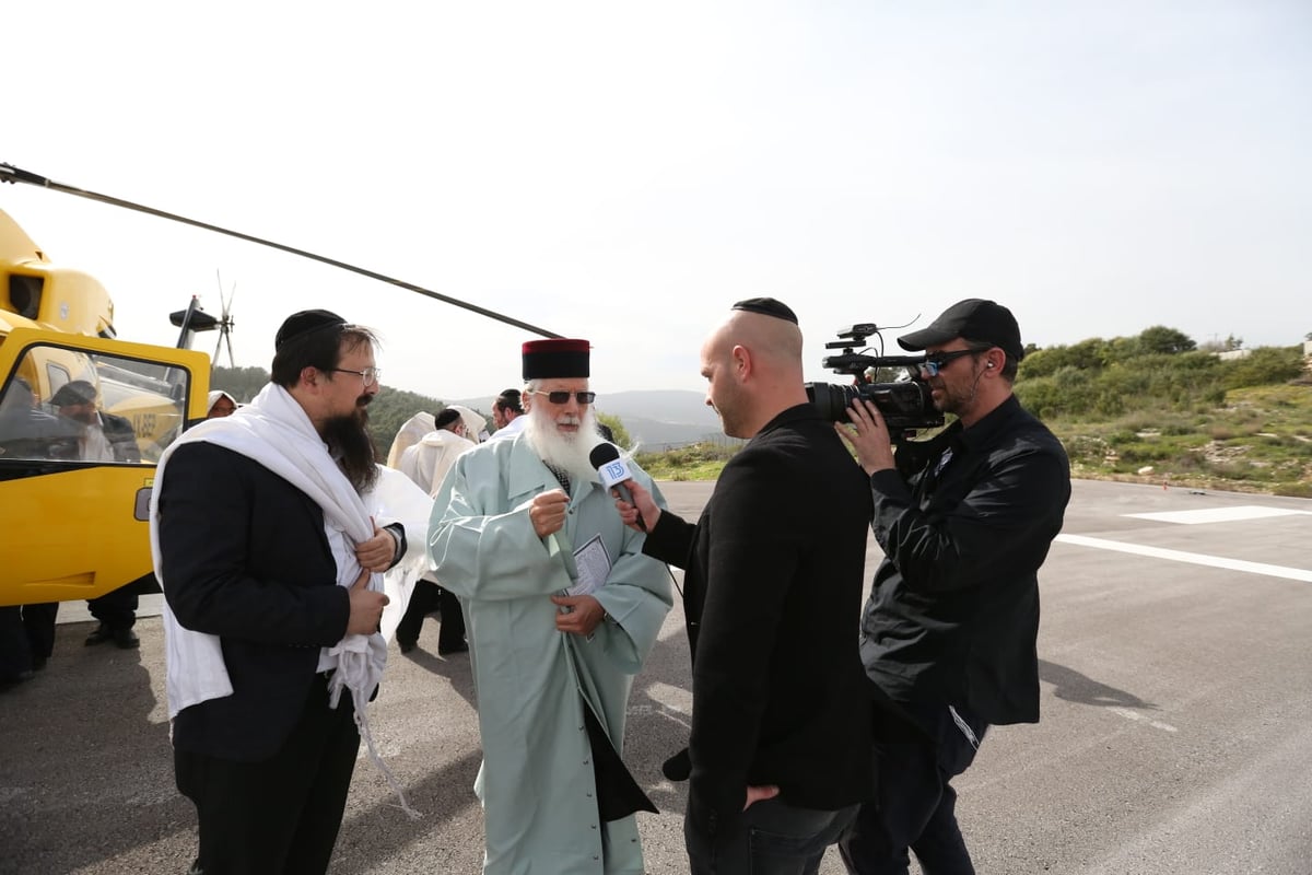 באמצע הצום: מקובלי אור הרשב"י הגיעו במסוק למירון • צפו