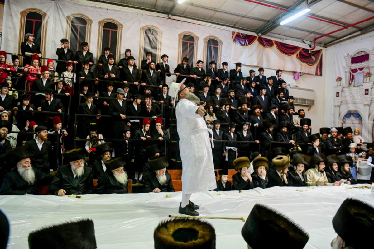 'טיש משתה היין' בחצר הקודש קרעטשניף ברחובות