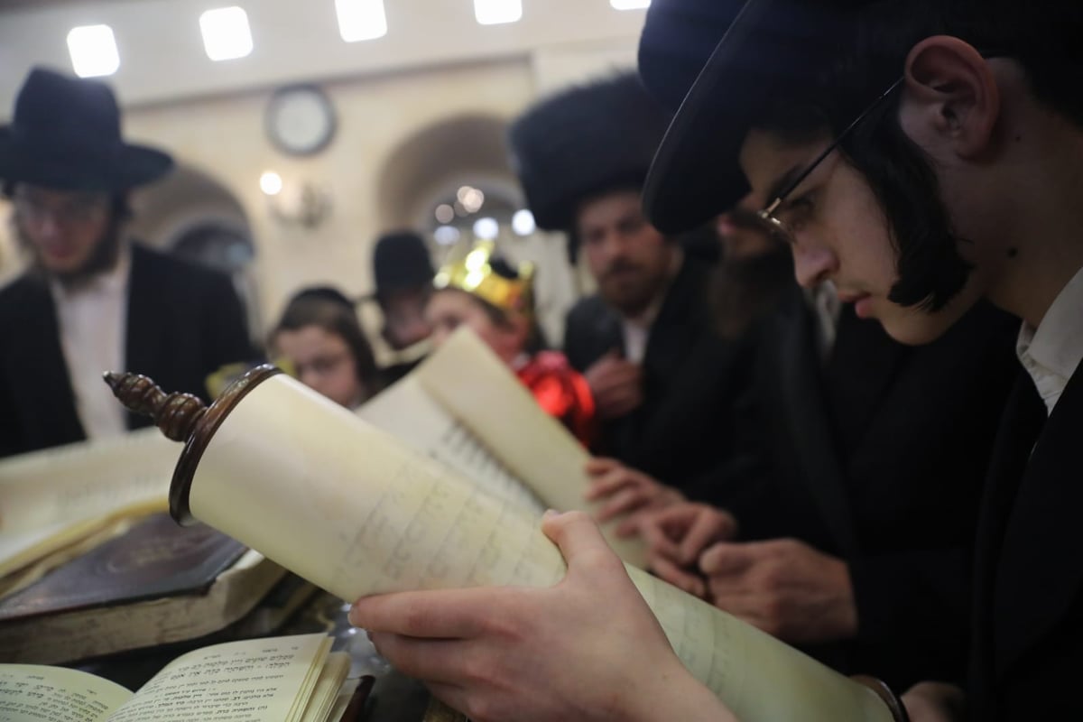 חג הפורים במאה שערים: מגילה ותחפושות