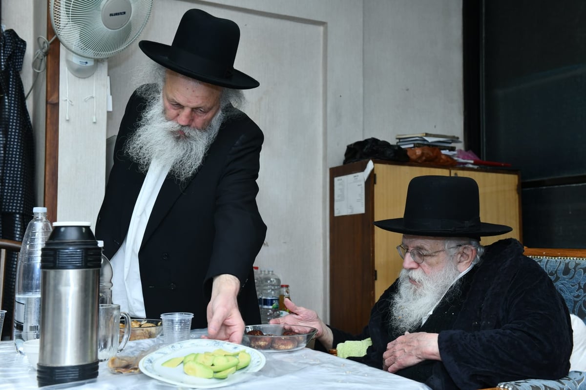 רגע נדיר: הגר"מ גריינמן שמח עם הנינה. צפו