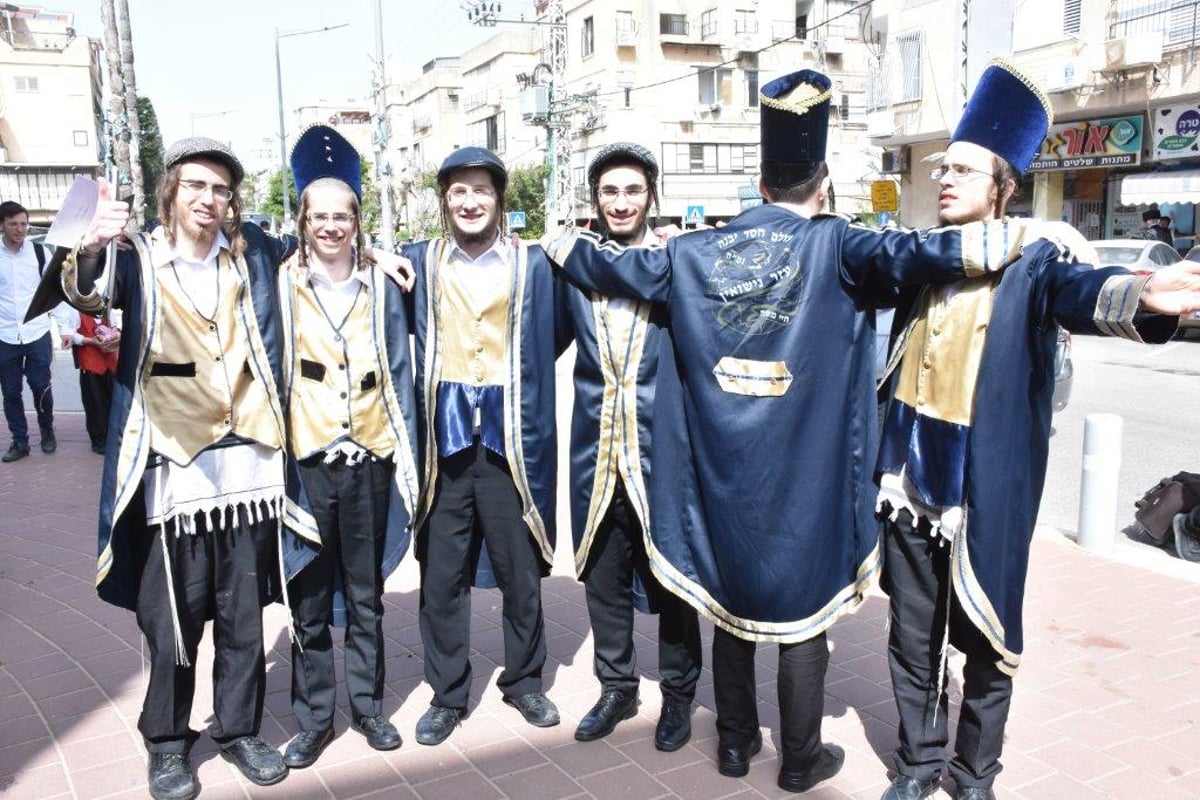 ה'קוזקים' קישטו את בני ברק • גלריה עליזה