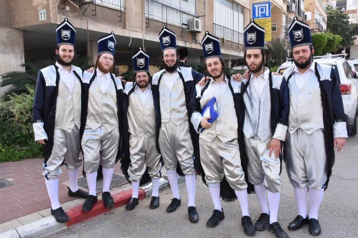 ה'קוזקים' קישטו את בני ברק • גלריה עליזה