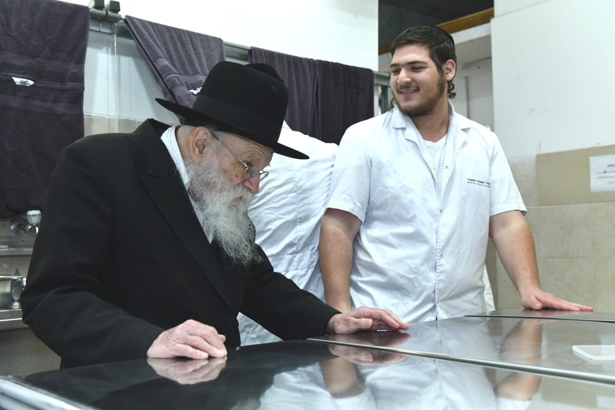 כך ה'חזונאישניקים' אופים מצות • תיעוד ענק