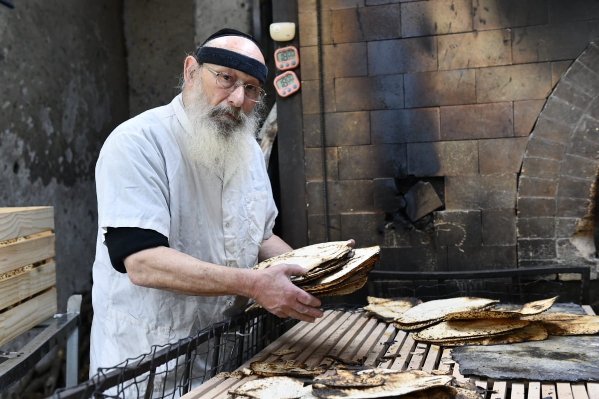 כך ה'חזונאישניקים' אופים מצות • תיעוד ענק