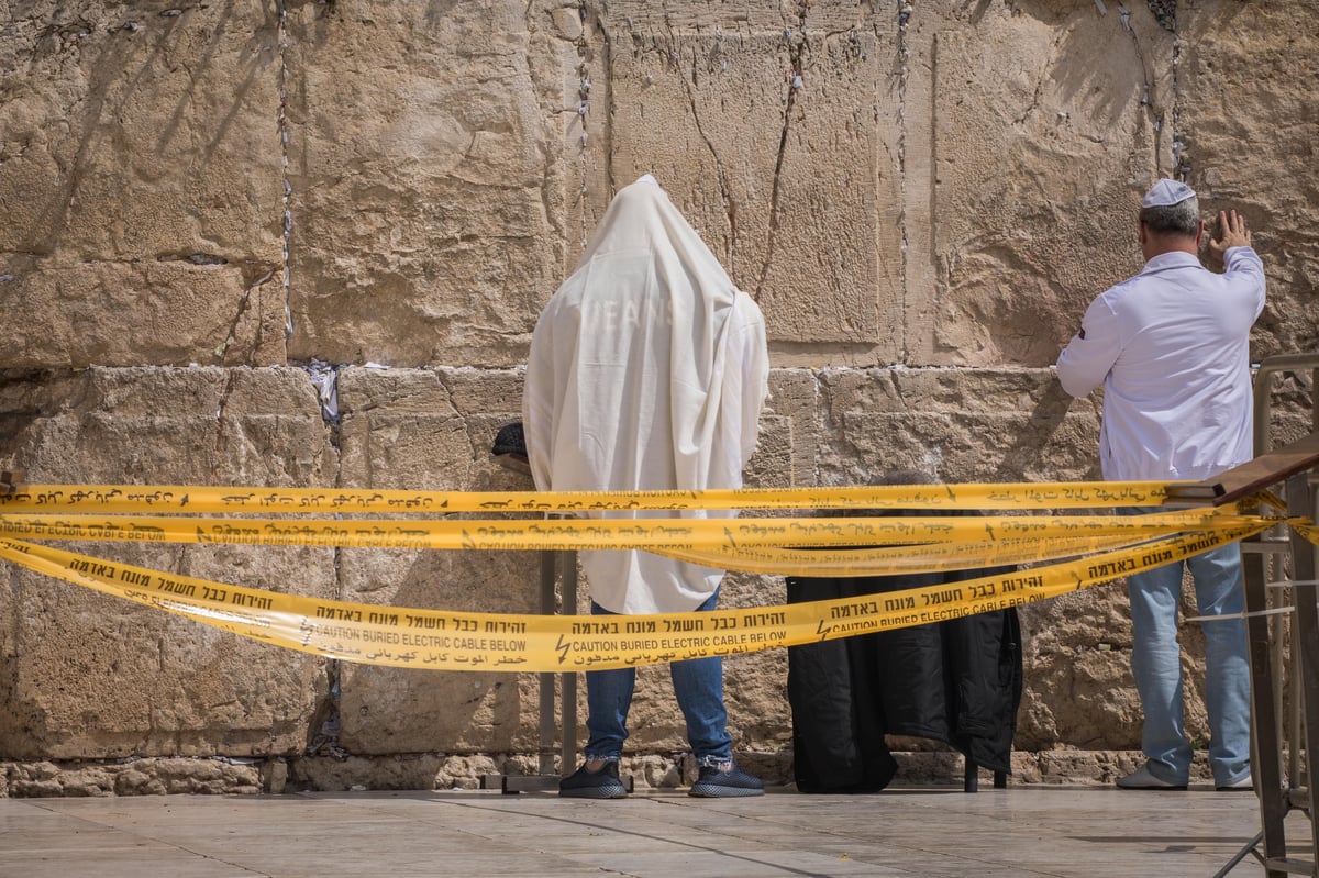 רחבת הכותל המערבי חולקה למתחמי תפילה • תיעוד