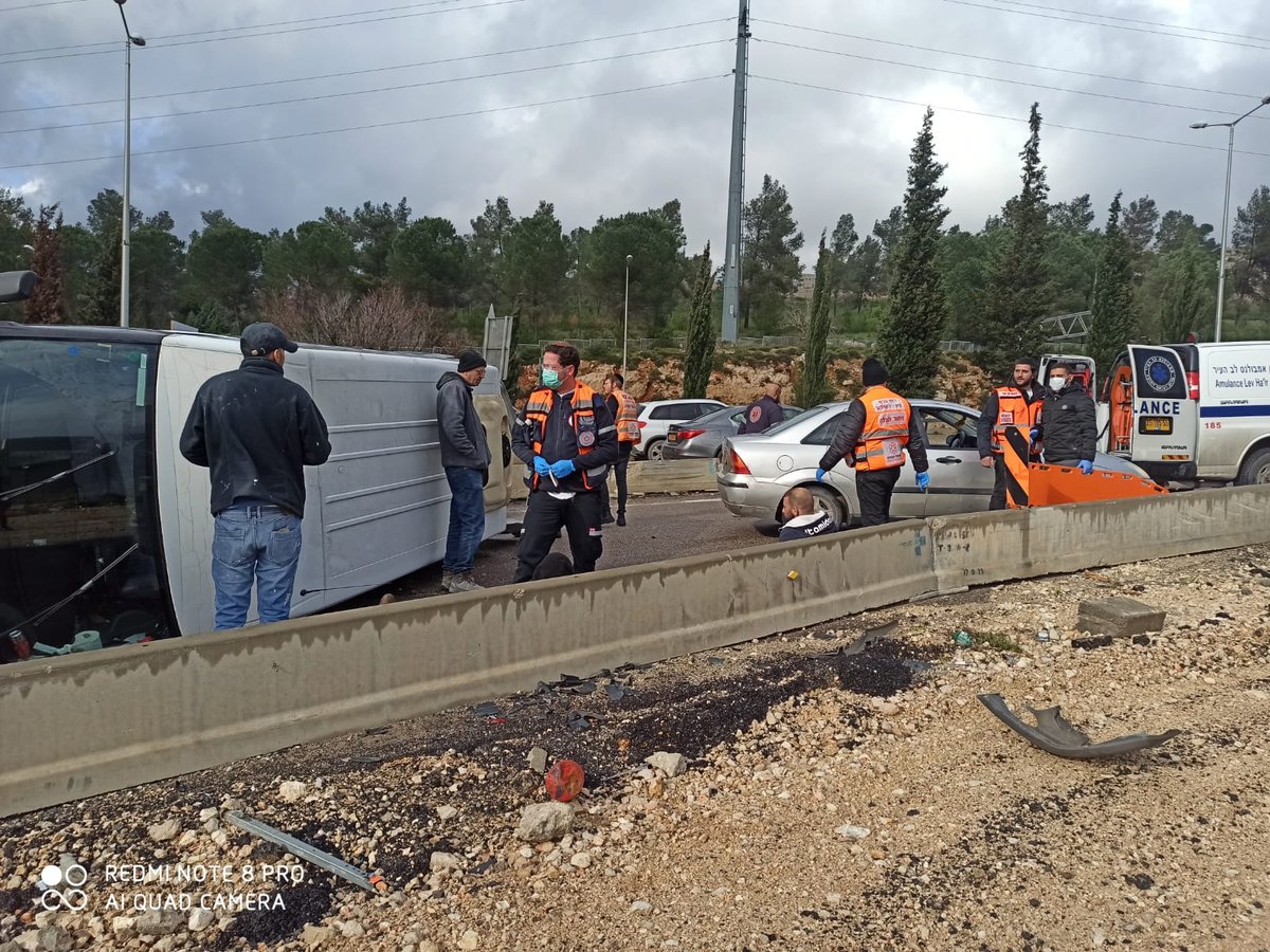 כביש 9: רכב התהפך בכניסה לרמת שלמה