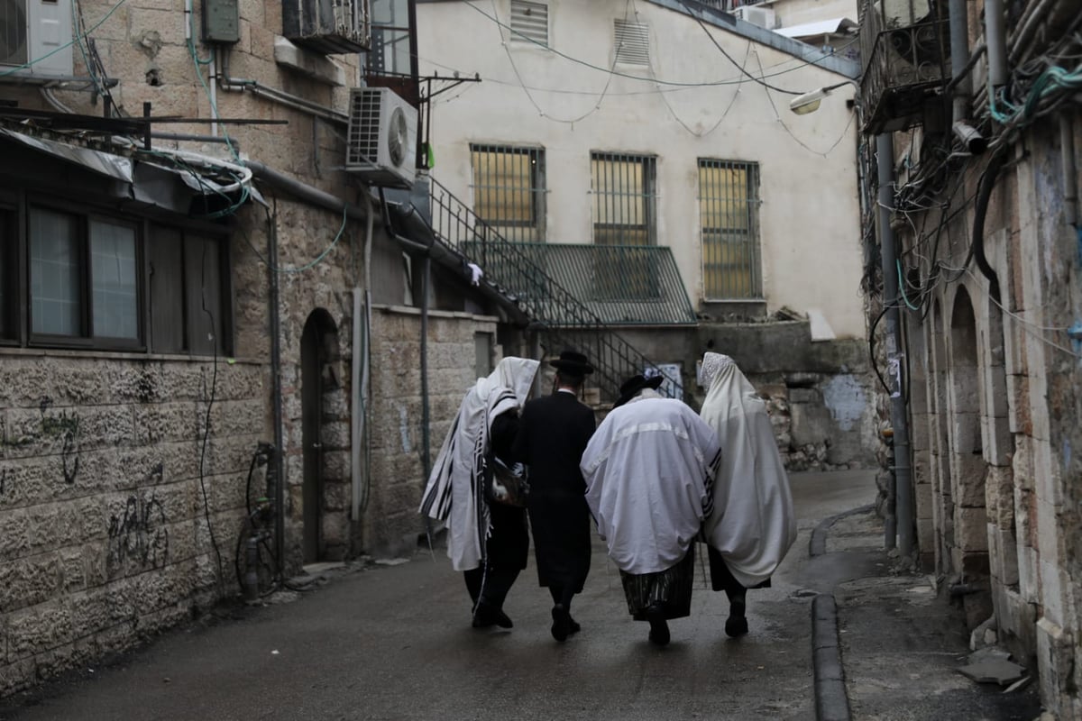 האדמו"ר מתולדות אברהם יצחק בדרכו לתפילה