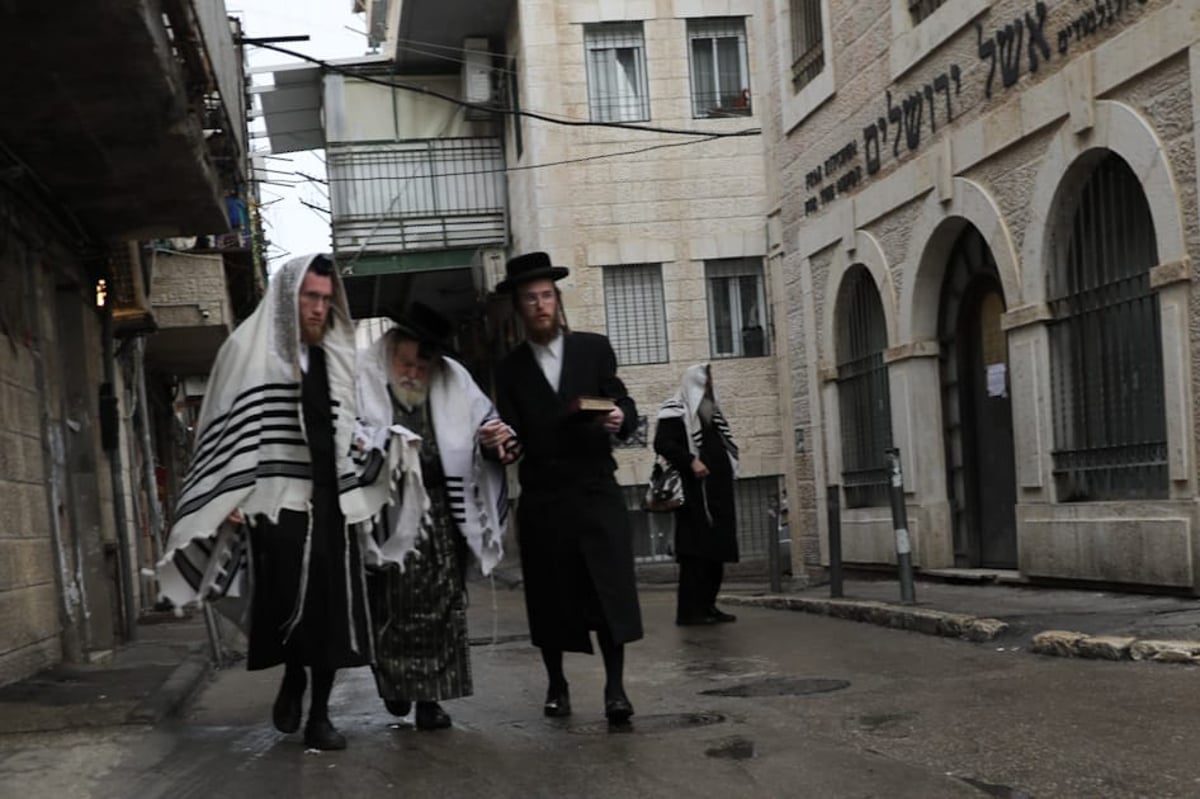 האדמו"ר מתולדות אברהם יצחק בדרכו לתפילה