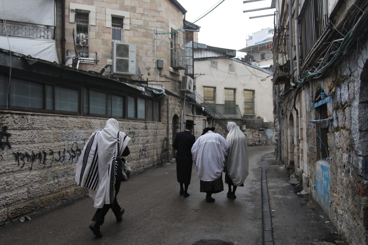 האדמו"ר מתולדות אברהם יצחק בדרכו לתפילה