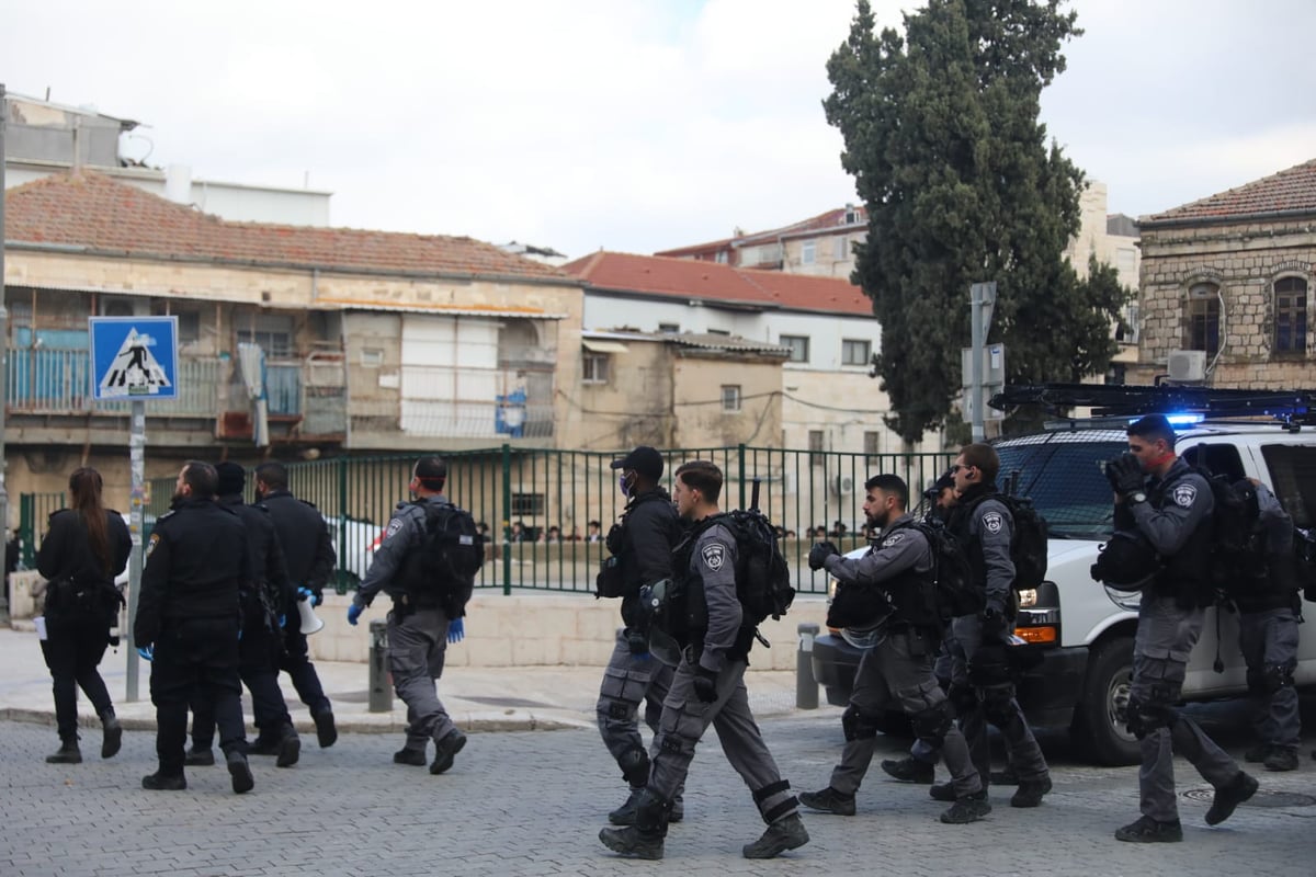 שוטרים ניסו לאכוף את צו הקורונה במאה שערים, אך נתקלו באלימות קשה