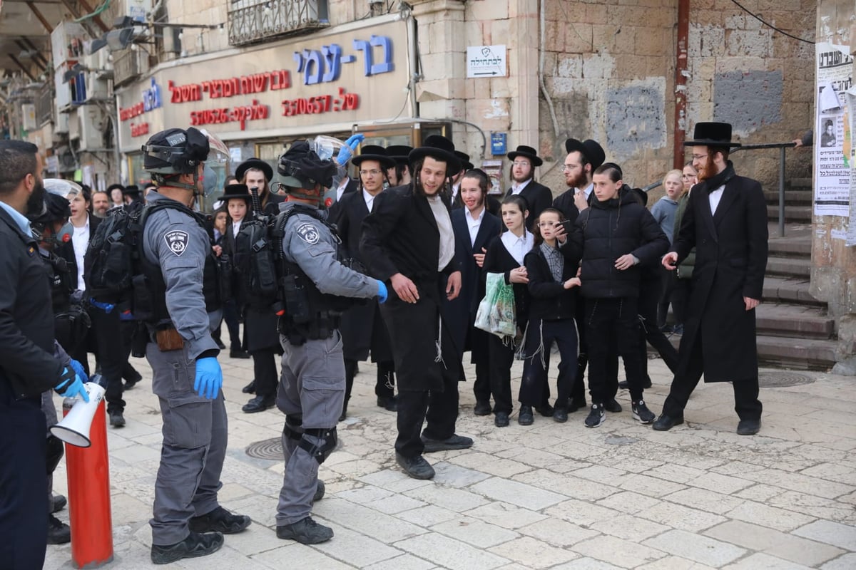 שוטרים ניסו לאכוף את צו הקורונה במאה שערים, אך נתקלו באלימות קשה