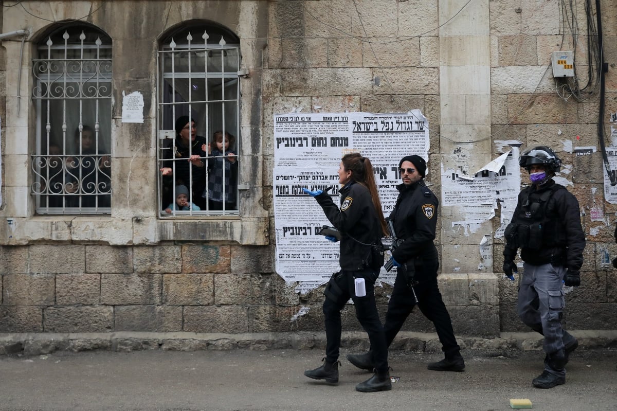 שוטרים ניסו לאכוף את צו הקורונה במאה שערים, אך נתקלו באלימות קשה