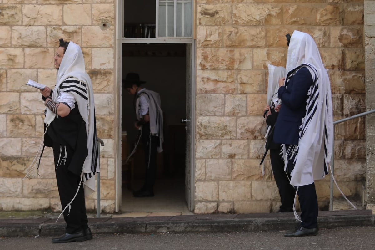 כך שמרו על התקנות ב"שטיבלך חסידים" • צפו