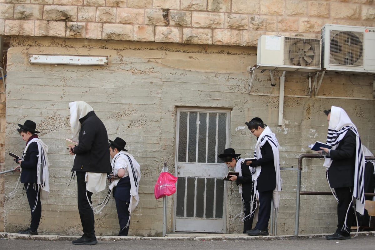 כך שמרו על התקנות ב"שטיבלך חסידים" • צפו