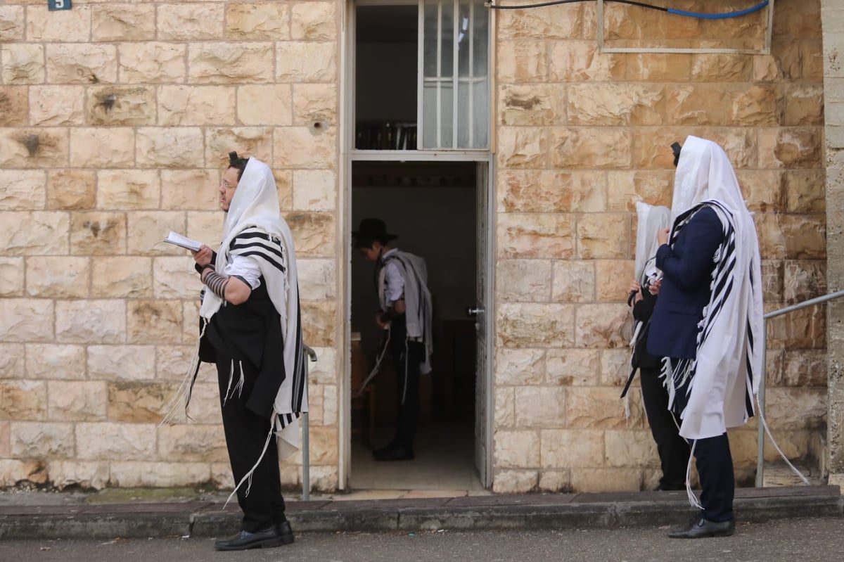 כך שמרו על התקנות ב"שטיבלך חסידים" • צפו