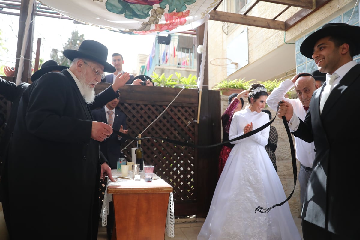 תיעוד בלעדי: חתונה בביתו של נשיא המועצת הגר"ש כהן