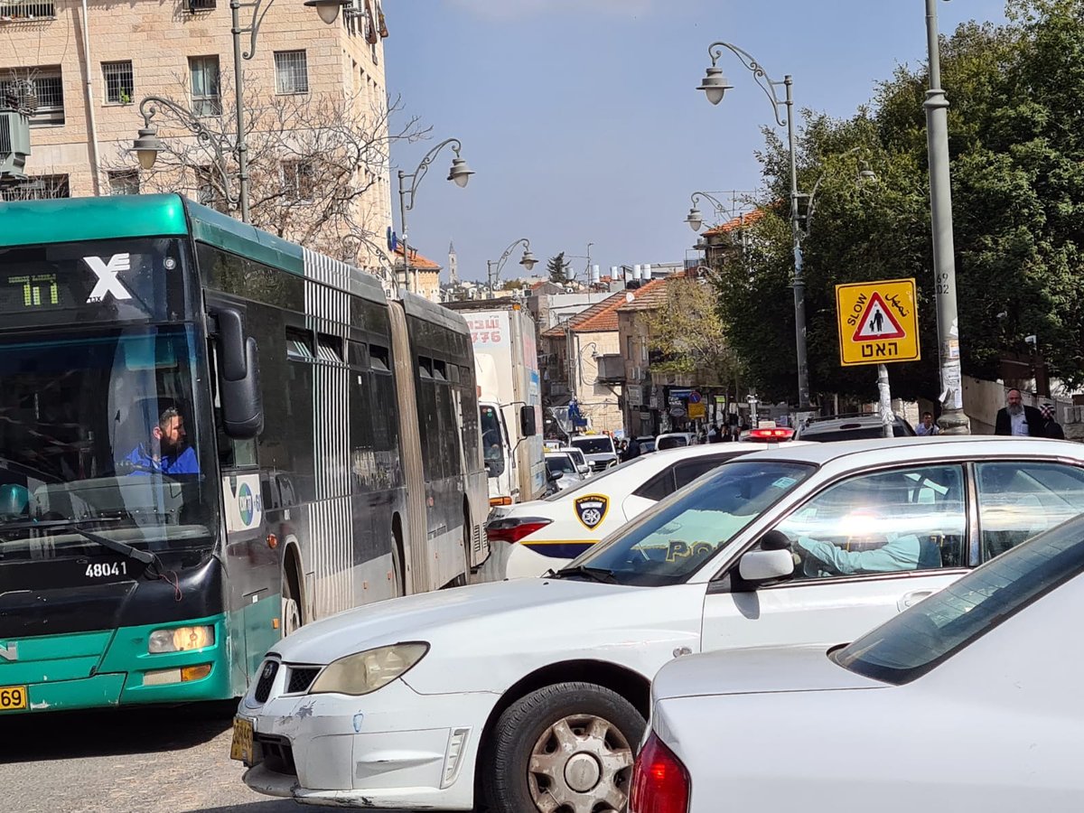 תיעוד: המשטרה סגרה את שכונת גאולה הסואנת