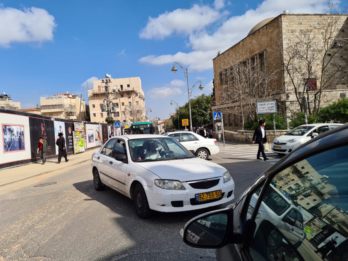 תיעוד: המשטרה סגרה את שכונת גאולה הסואנת