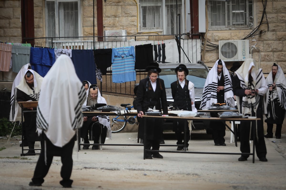 תפילת ראש חודש ניסן ברחובה של ירושלים • תיעוד