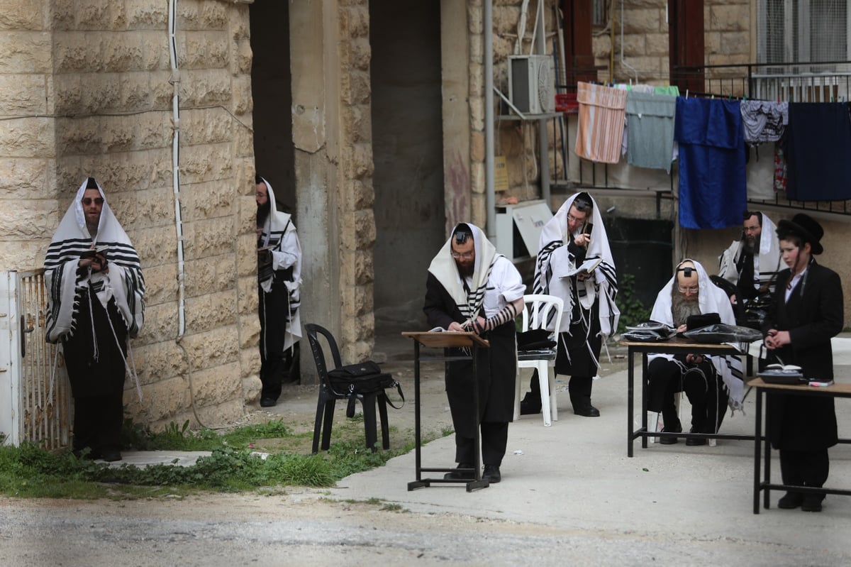 תפילת ראש חודש ניסן ברחובה של ירושלים • תיעוד