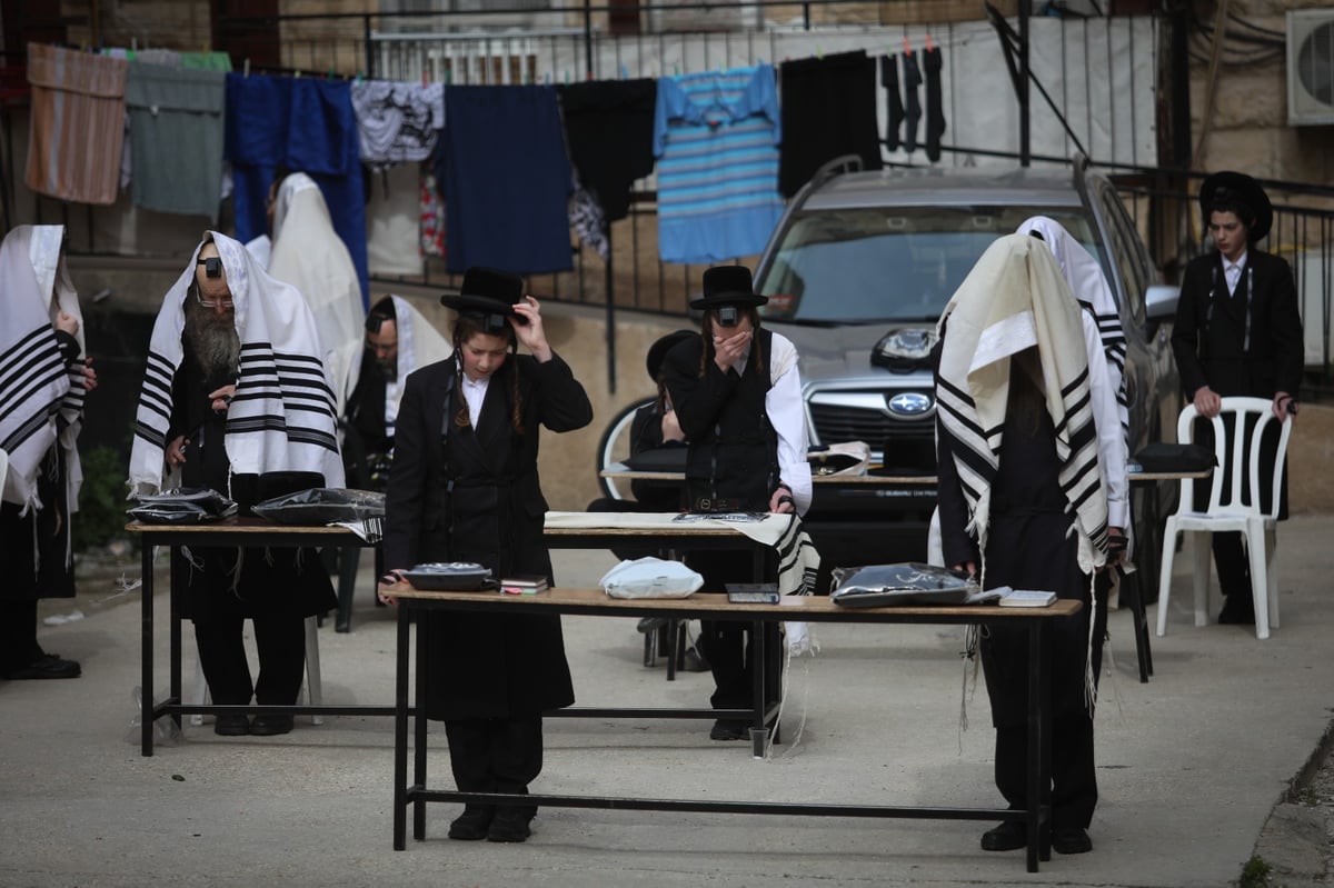 תפילת ראש חודש ניסן ברחובה של ירושלים • תיעוד