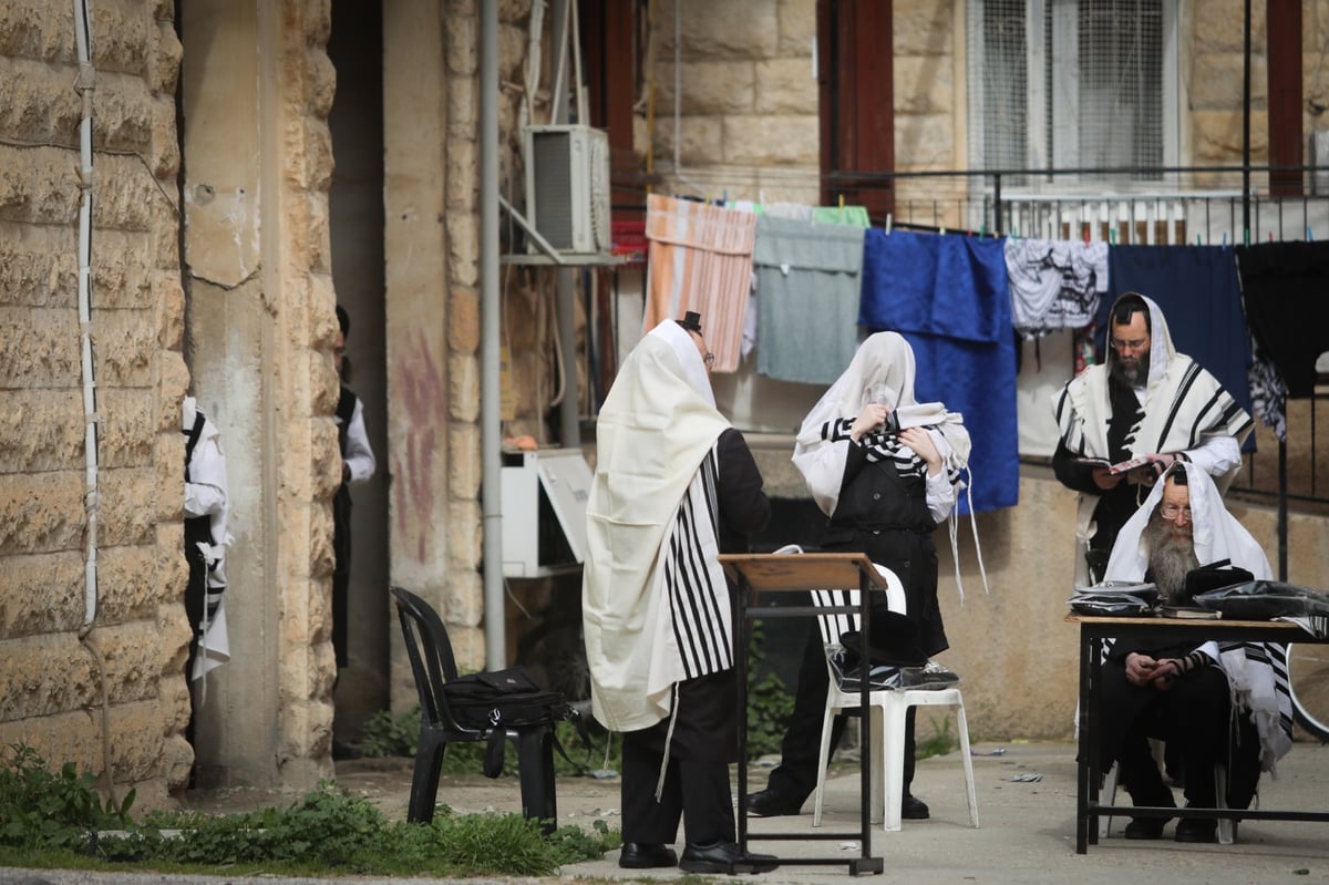 תפילת ראש חודש ניסן ברחובה של ירושלים • תיעוד