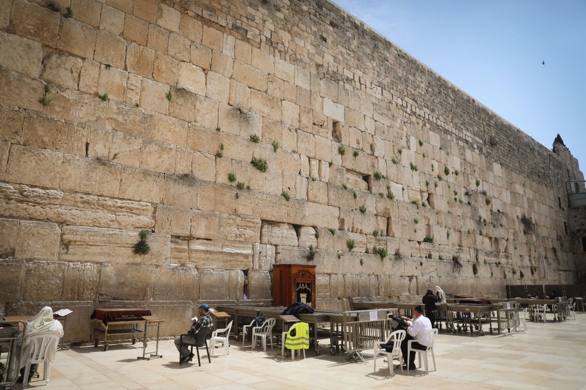 תיעוד מהכותל: מעט מתפללים, מרחוק • צפו